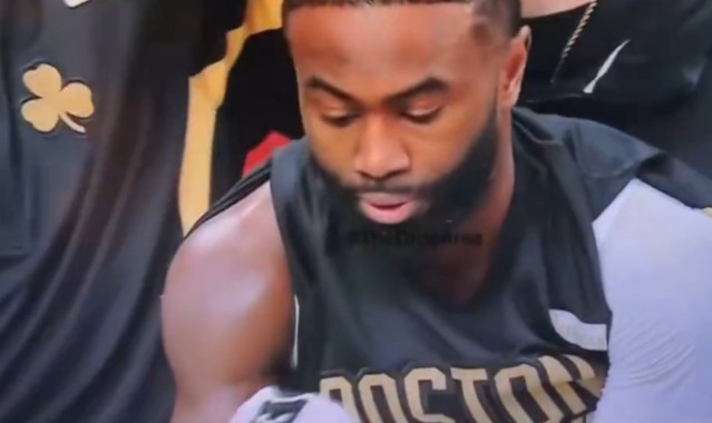 开云体育入口-笑死人！为了不让发际线粉害人 杰伦·布朗擦完头都要仔细看一眼